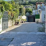 North House With Pool And View דירה