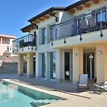 דירה North House With Pool And View