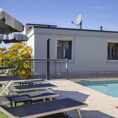 North House With Pool And View Апартаменты